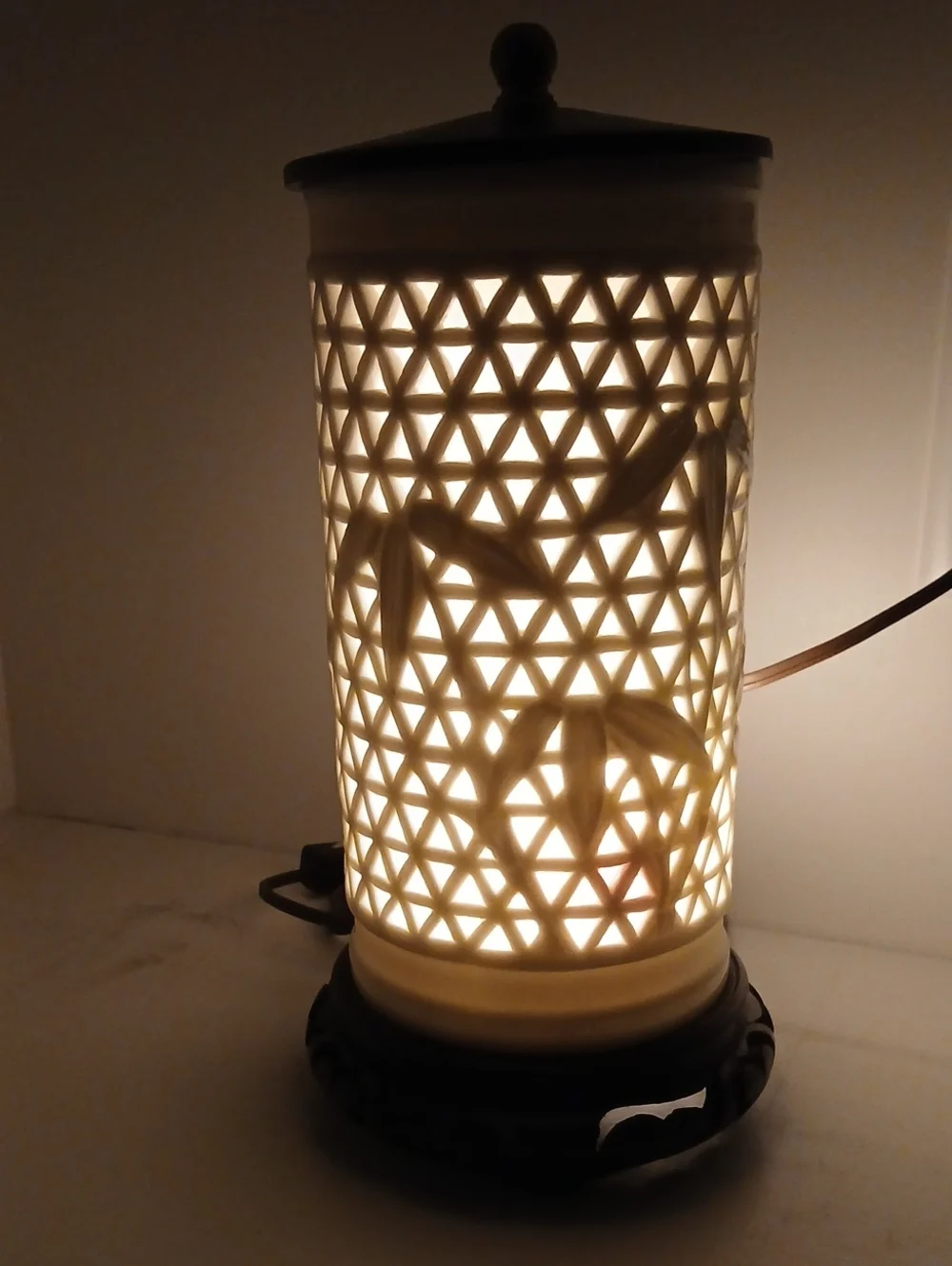 Vintage Open Lattice Bamboo Leaf Cylinder White Porcelain Table Nightlight Lamp